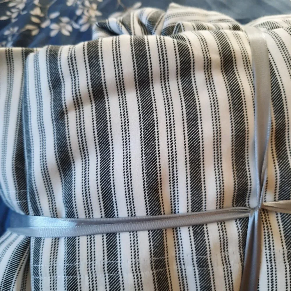 BHG 4-Pc KING Bedsheet Set 100% Cotton - Black/White Single Stripes, Like NEW!